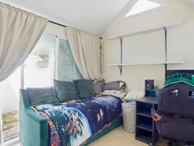 Im Herzen von Nueva Andalucía, nur 5 Autominuten von Puerto Banús und den Stränden entfernt, befindet sich dieses geräumige Penthouse mit vier Schlafzimmern in der begehrten Wohnanlage Los Pinos de Aloha