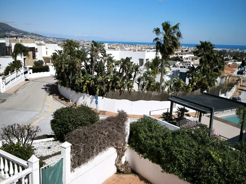 House - Detached Villa в продаже в Mijas, Málaga. В доме 5 спален и 3 ванных комнат. Площадь дома 218 м². Площадь участка 680 м²