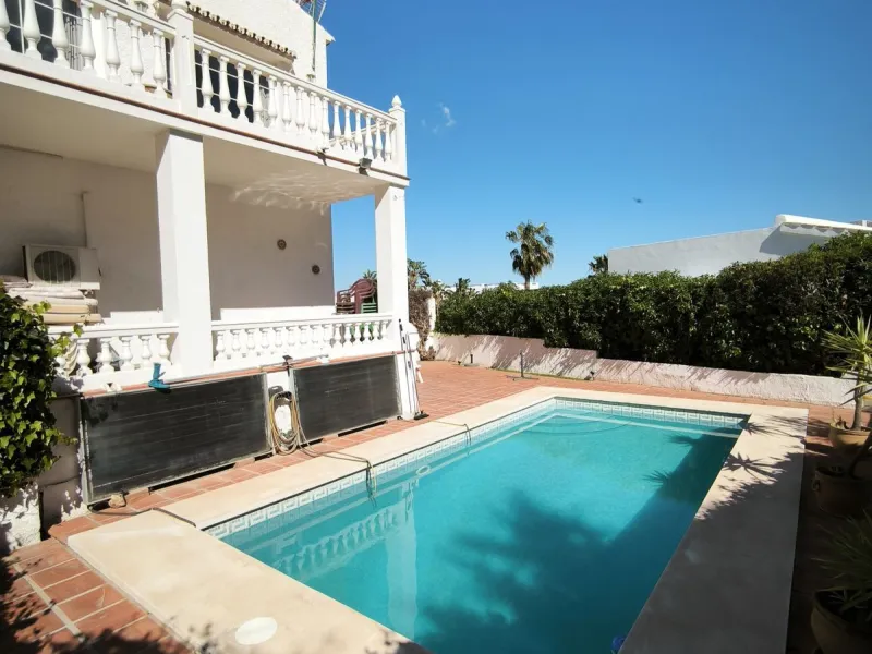 House - Detached Villa в продаже в Mijas, Málaga. В доме 5 спален и 3 ванных комнат. Площадь дома 218 м². Площадь участка 680 м²