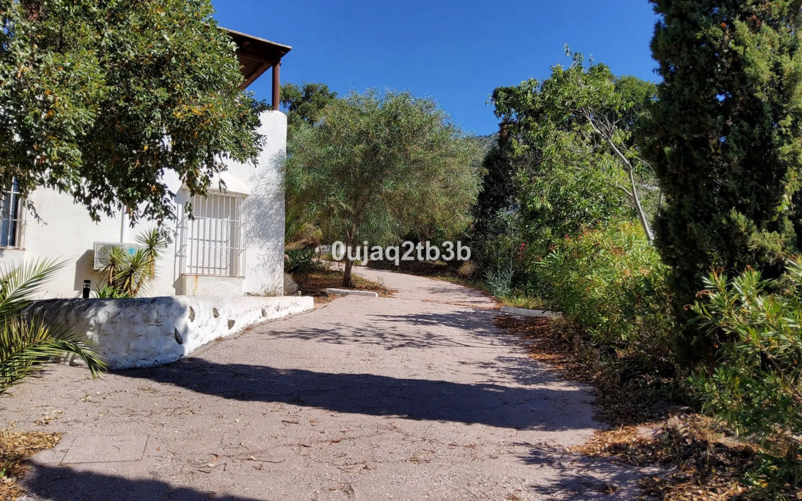 New to the market investment opportunity in Mijas. This over 10.000 square meter plot in Mijas municipality is only 15 minutes away from the beach in Fuengirola and 20 from Malaga´s airport. 5 minutes to Mijas pueblo.