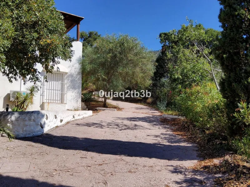 New to the market investment opportunity in Mijas. This over 10.000 square meter plot in Mijas municipality is only 15 minutes away from the beach in Fuengirola and 20 from Malaga´s airport. 5 minutes to Mijas pueblo.