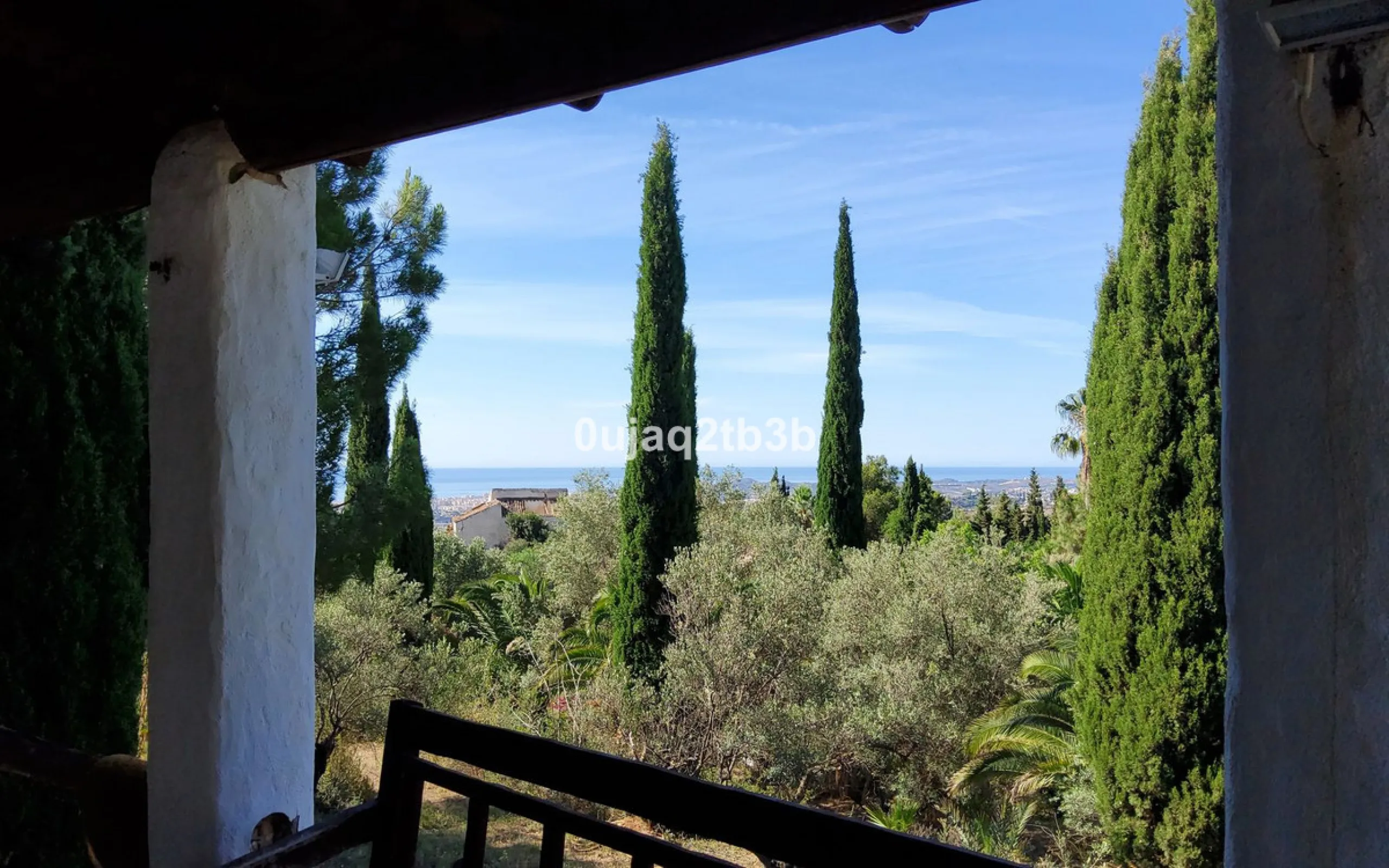 New to the market investment opportunity in Mijas. This over 10.000 square meter plot in Mijas municipality is only 15 minutes away from the beach in Fuengirola and 20 from Malaga´s airport. 5 minutes to Mijas pueblo.