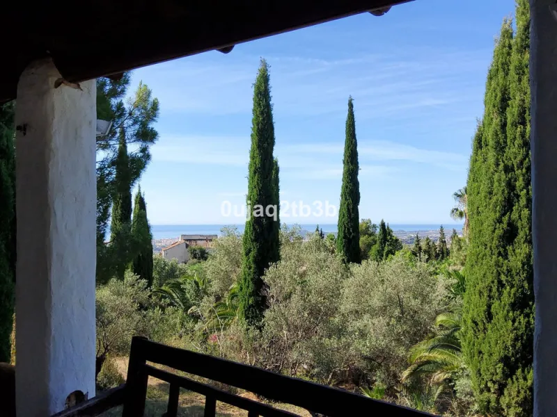 New to the market investment opportunity in Mijas. This over 10.000 square meter plot in Mijas municipality is only 15 minutes away from the beach in Fuengirola and 20 from Malaga´s airport. 5 minutes to Mijas pueblo.