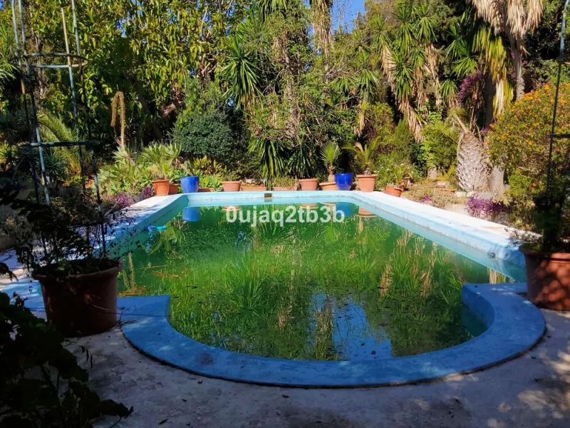 New to the market investment opportunity in Mijas. This over 10.000 square meter plot in Mijas municipality is only 15 minutes away from the beach in Fuengirola and 20 from Malaga´s airport. 5 minutes to Mijas pueblo.