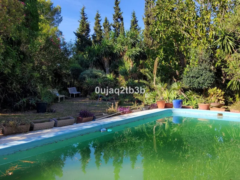 New to the market investment opportunity in Mijas. This over 10.000 square meter plot in Mijas municipality is only 15 minutes away from the beach in Fuengirola and 20 from Malaga´s airport. 5 minutes to Mijas pueblo.