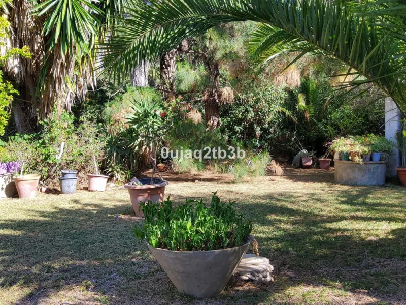 New to the market investment opportunity in Mijas. This over 10.000 square meter plot in Mijas municipality is only 15 minutes away from the beach in Fuengirola and 20 from Malaga´s airport. 5 minutes to Mijas pueblo.