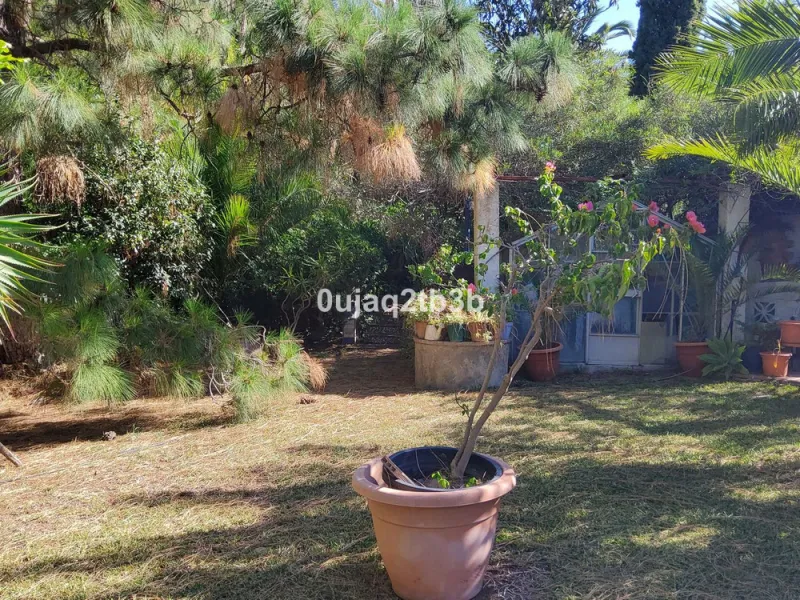 New to the market investment opportunity in Mijas. This over 10.000 square meter plot in Mijas municipality is only 15 minutes away from the beach in Fuengirola and 20 from Malaga´s airport. 5 minutes to Mijas pueblo.
