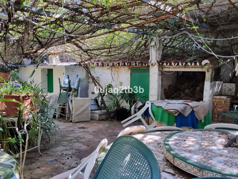 New to the market investment opportunity in Mijas. This over 10.000 square meter plot in Mijas municipality is only 15 minutes away from the beach in Fuengirola and 20 from Malaga´s airport. 5 minutes to Mijas pueblo.