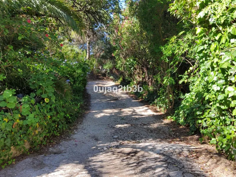 New to the market investment opportunity in Mijas. This over 10.000 square meter plot in Mijas municipality is only 15 minutes away from the beach in Fuengirola and 20 from Malaga´s airport. 5 minutes to Mijas pueblo.