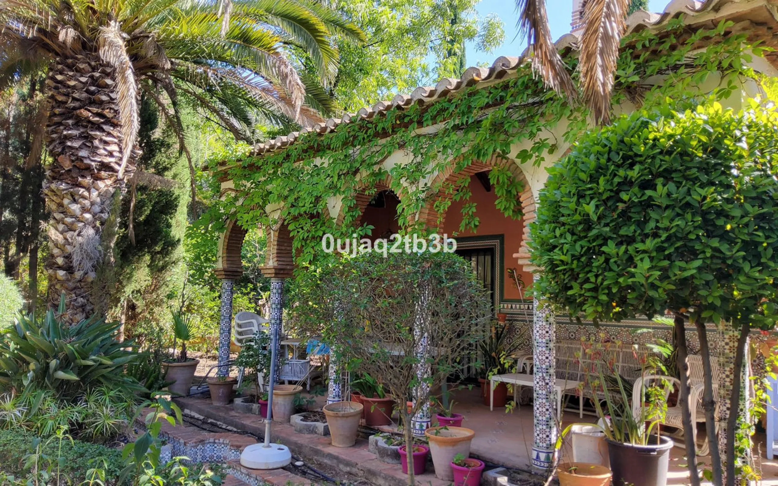 New to the market investment opportunity in Mijas. This over 10.000 square meter plot in Mijas municipality is only 15 minutes away from the beach in Fuengirola and 20 from Malaga´s airport. 5 minutes to Mijas pueblo.