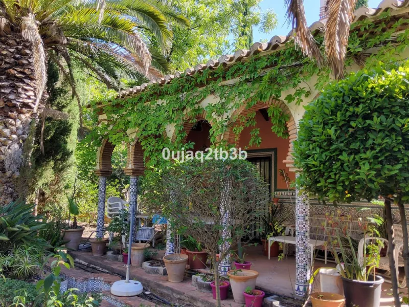 New to the market investment opportunity in Mijas. This over 10.000 square meter plot in Mijas municipality is only 15 minutes away from the beach in Fuengirola and 20 from Malaga´s airport. 5 minutes to Mijas pueblo.