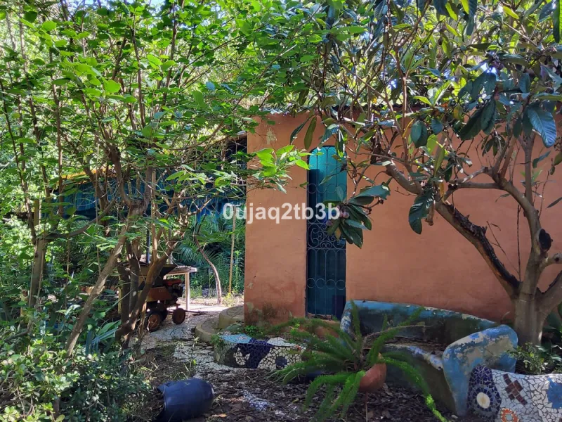 New to the market investment opportunity in Mijas. This over 10.000 square meter plot in Mijas municipality is only 15 minutes away from the beach in Fuengirola and 20 from Malaga´s airport. 5 minutes to Mijas pueblo.