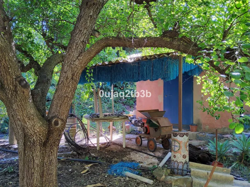 New to the market investment opportunity in Mijas. This over 10.000 square meter plot in Mijas municipality is only 15 minutes away from the beach in Fuengirola and 20 from Malaga´s airport. 5 minutes to Mijas pueblo.