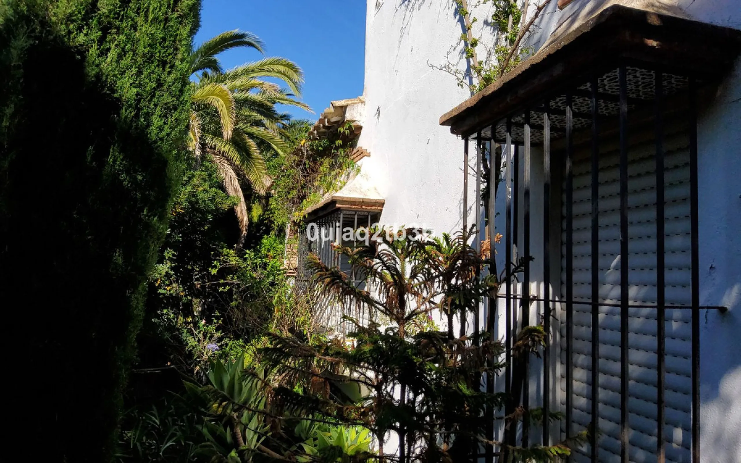 New to the market investment opportunity in Mijas. This over 10.000 square meter plot in Mijas municipality is only 15 minutes away from the beach in Fuengirola and 20 from Malaga´s airport. 5 minutes to Mijas pueblo.