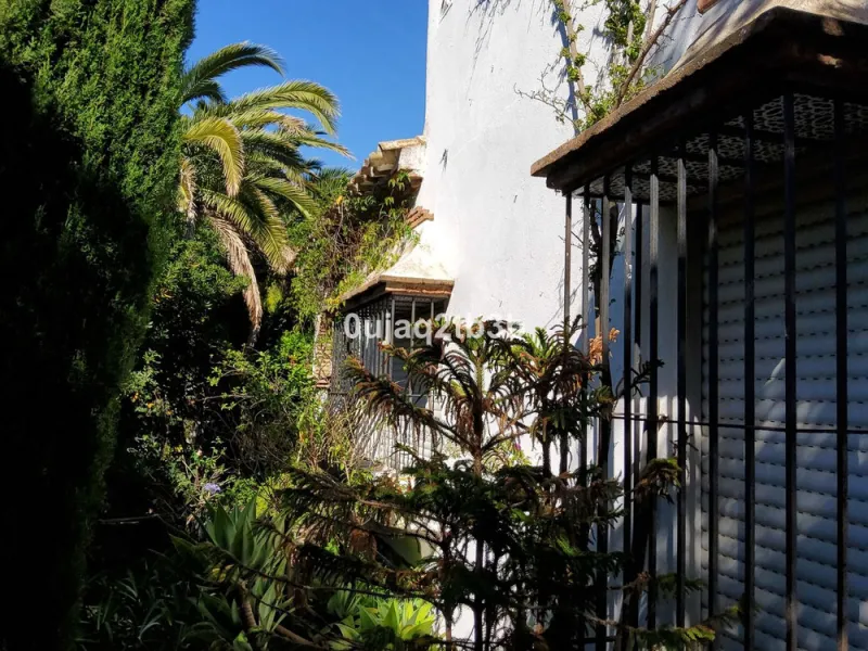 New to the market investment opportunity in Mijas. This over 10.000 square meter plot in Mijas municipality is only 15 minutes away from the beach in Fuengirola and 20 from Malaga´s airport. 5 minutes to Mijas pueblo.