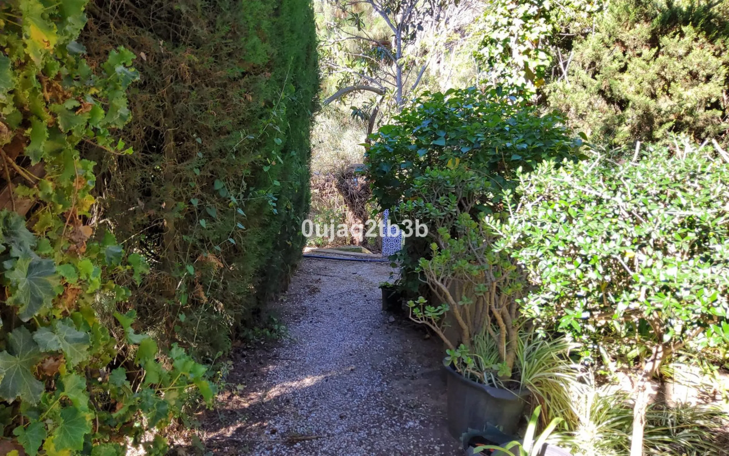 New to the market investment opportunity in Mijas. This over 10.000 square meter plot in Mijas municipality is only 15 minutes away from the beach in Fuengirola and 20 from Malaga´s airport. 5 minutes to Mijas pueblo.