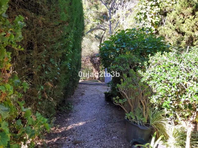 New to the market investment opportunity in Mijas. This over 10.000 square meter plot in Mijas municipality is only 15 minutes away from the beach in Fuengirola and 20 from Malaga´s airport. 5 minutes to Mijas pueblo.