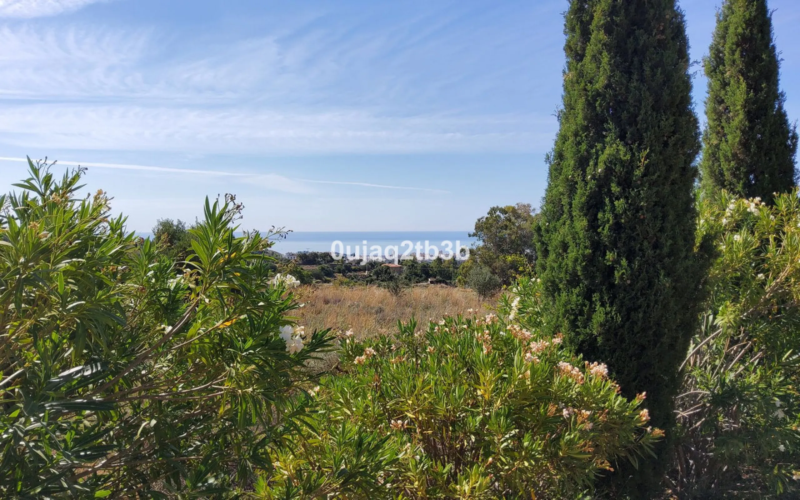 New to the market investment opportunity in Mijas. This over 10.000 square meter plot in Mijas municipality is only 15 minutes away from the beach in Fuengirola and 20 from Malaga´s airport. 5 minutes to Mijas pueblo.