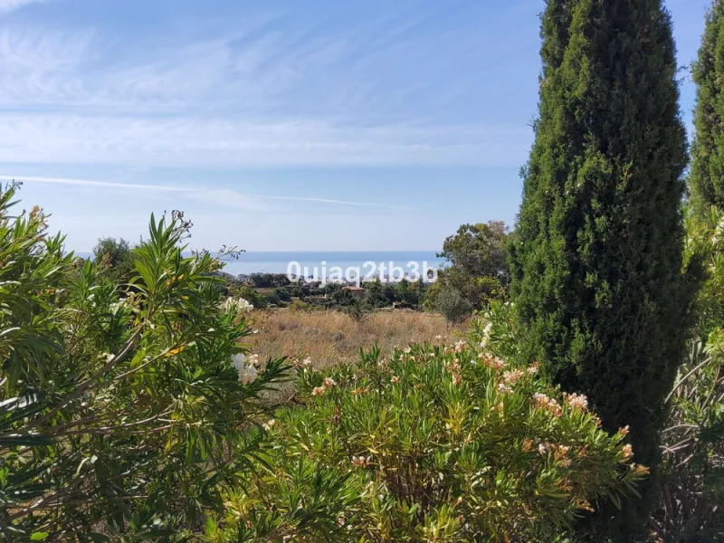 New to the market investment opportunity in Mijas. This over 10.000 square meter plot in Mijas municipality is only 15 minutes away from the beach in Fuengirola and 20 from Malaga´s airport. 5 minutes to Mijas pueblo.