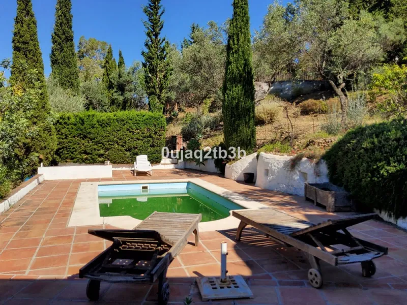 New to the market investment opportunity in Mijas. This over 10.000 square meter plot in Mijas municipality is only 15 minutes away from the beach in Fuengirola and 20 from Malaga´s airport. 5 minutes to Mijas pueblo.