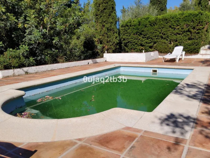 New to the market investment opportunity in Mijas. This over 10.000 square meter plot in Mijas municipality is only 15 minutes away from the beach in Fuengirola and 20 from Malaga´s airport. 5 minutes to Mijas pueblo.
