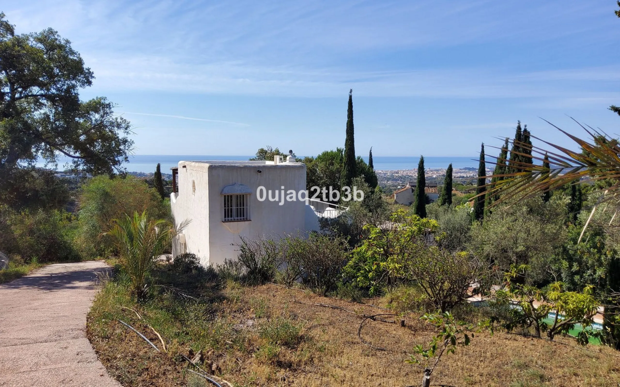 New to the market investment opportunity in Mijas. This over 10.000 square meter plot in Mijas municipality is only 15 minutes away from the beach in Fuengirola and 20 from Malaga´s airport. 5 minutes to Mijas pueblo.