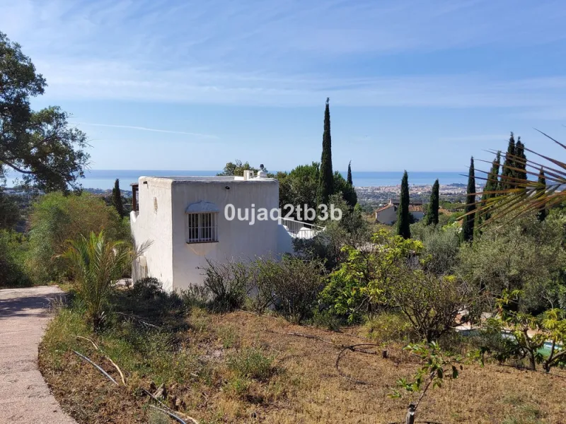 New to the market investment opportunity in Mijas. This over 10.000 square meter plot in Mijas municipality is only 15 minutes away from the beach in Fuengirola and 20 from Malaga´s airport. 5 minutes to Mijas pueblo.