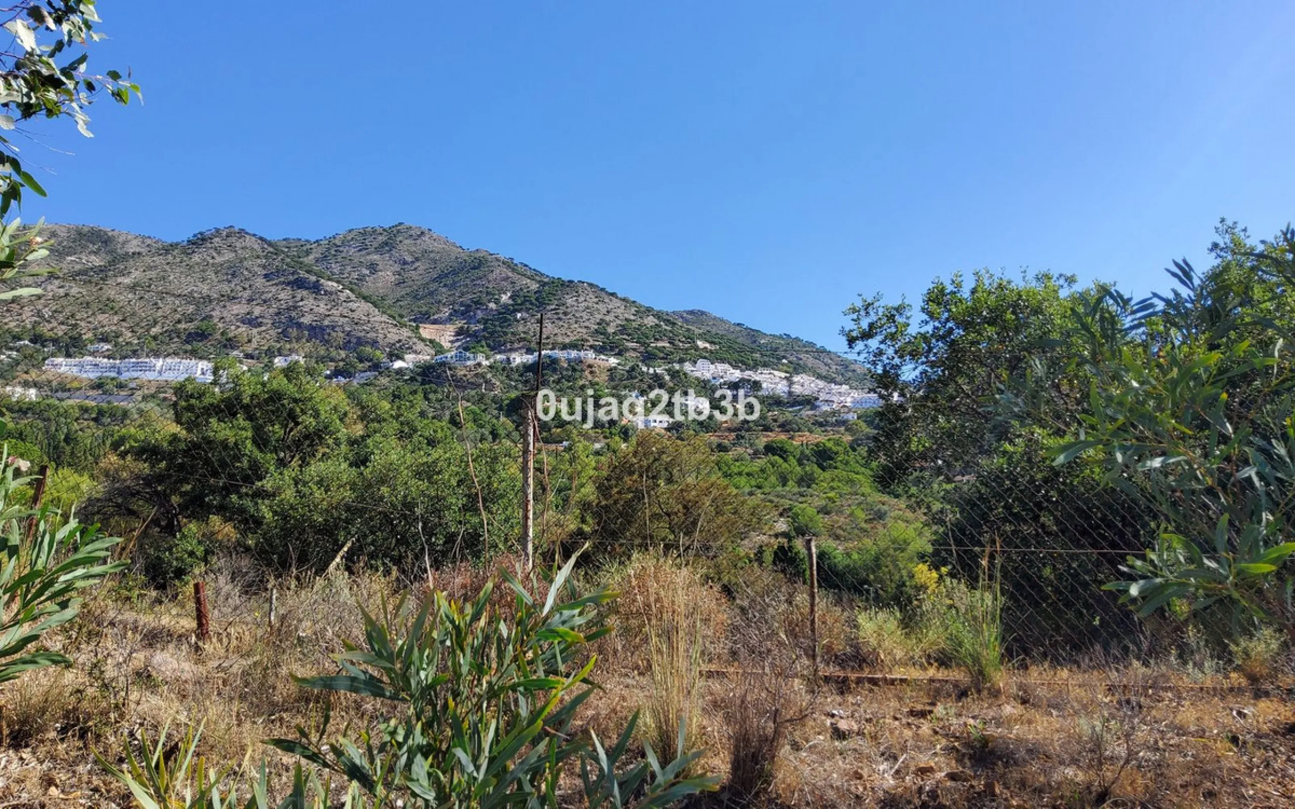 New to the market investment opportunity in Mijas. This over 10.000 square meter plot in Mijas municipality is only 15 minutes away from the beach in Fuengirola and 20 from Malaga´s airport. 5 minutes to Mijas pueblo.