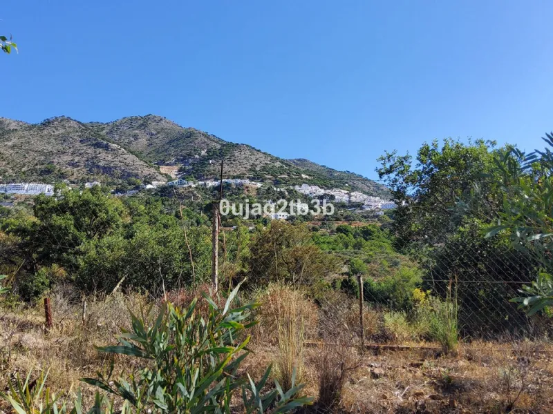New to the market investment opportunity in Mijas. This over 10.000 square meter plot in Mijas municipality is only 15 minutes away from the beach in Fuengirola and 20 from Malaga´s airport. 5 minutes to Mijas pueblo.
