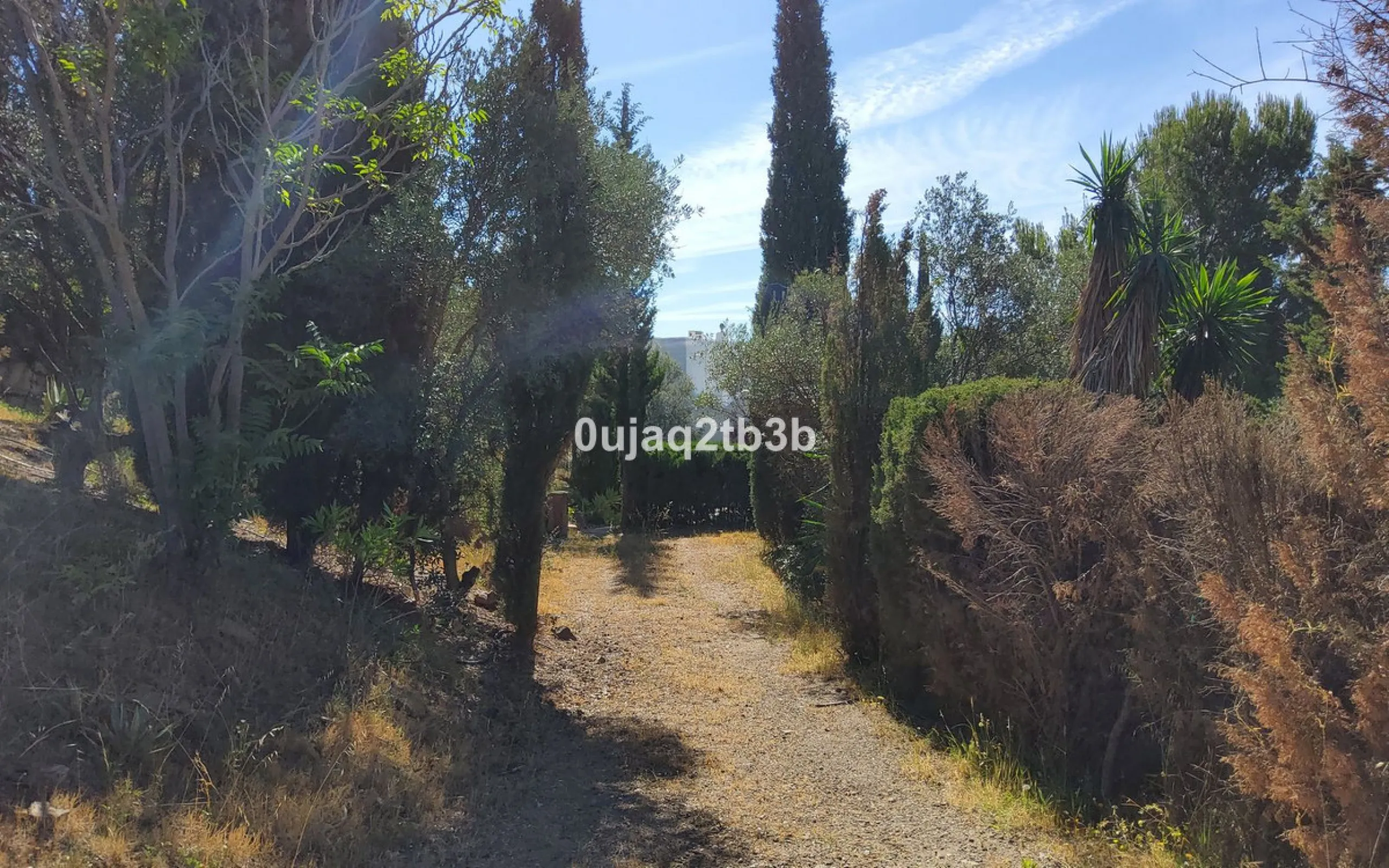 New to the market investment opportunity in Mijas. This over 10.000 square meter plot in Mijas municipality is only 15 minutes away from the beach in Fuengirola and 20 from Malaga´s airport. 5 minutes to Mijas pueblo.