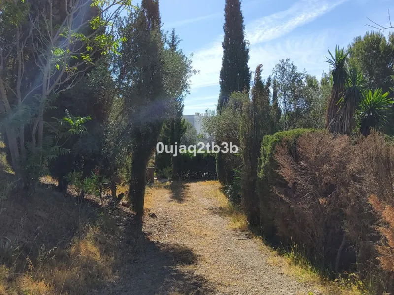 New to the market investment opportunity in Mijas. This over 10.000 square meter plot in Mijas municipality is only 15 minutes away from the beach in Fuengirola and 20 from Malaga´s airport. 5 minutes to Mijas pueblo.