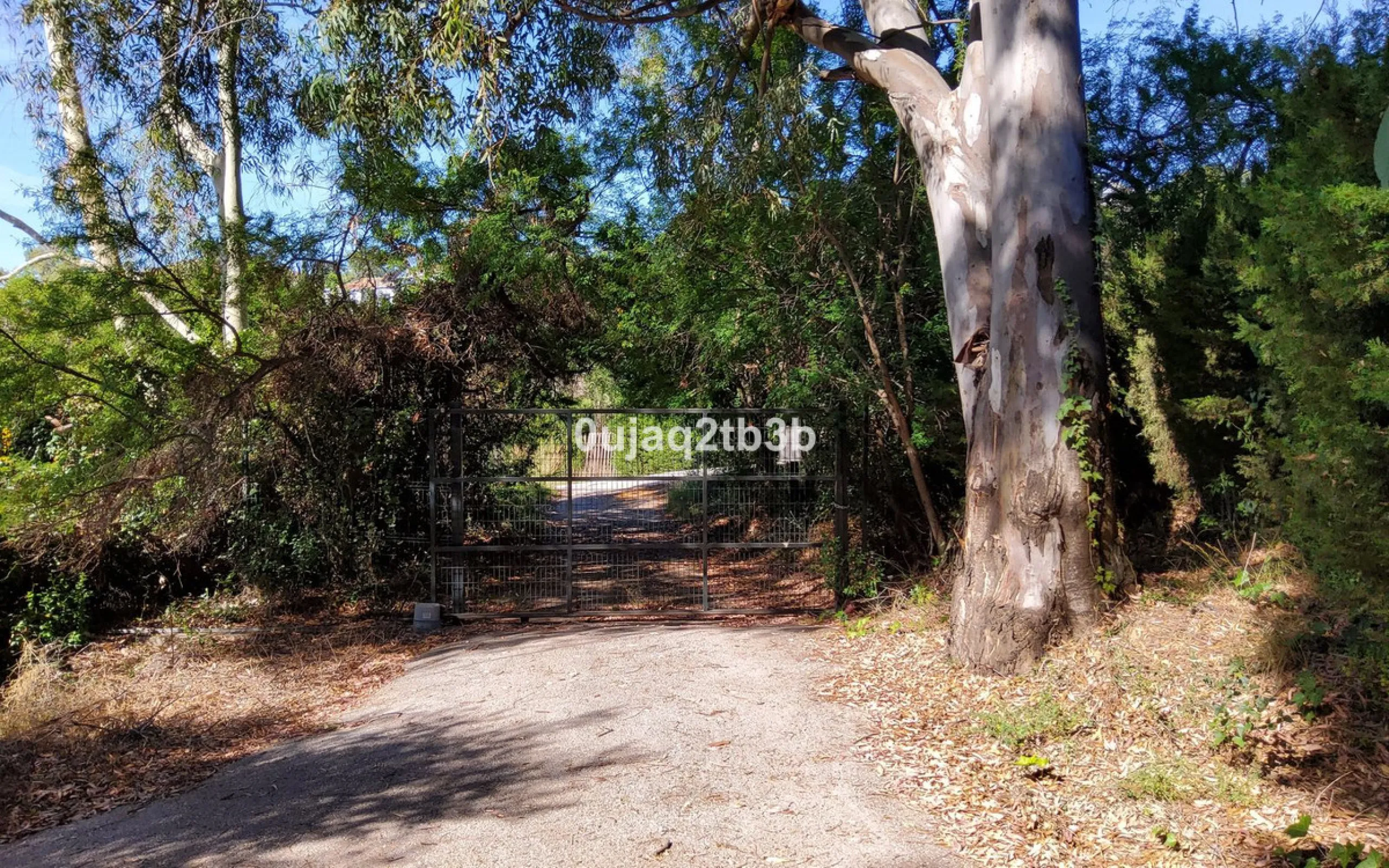 New to the market investment opportunity in Mijas. This over 10.000 square meter plot in Mijas municipality is only 15 minutes away from the beach in Fuengirola and 20 from Malaga´s airport. 5 minutes to Mijas pueblo.