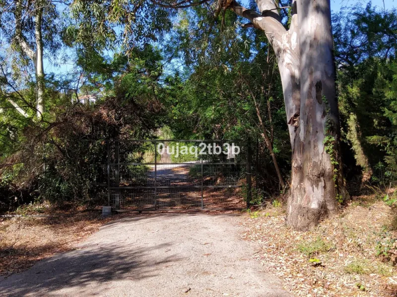New to the market investment opportunity in Mijas. This over 10.000 square meter plot in Mijas municipality is only 15 minutes away from the beach in Fuengirola and 20 from Malaga´s airport. 5 minutes to Mijas pueblo.