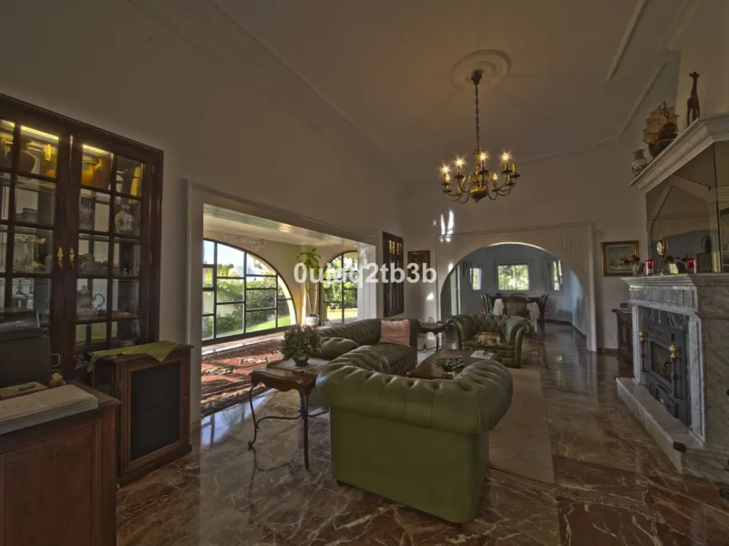 New to the market investment opportunity in Mijas. This over 10.000 square meter plot in Mijas municipality is only 15 minutes away from the beach in Fuengirola and 20 from Malaga´s airport. 5 minutes to Mijas pueblo.