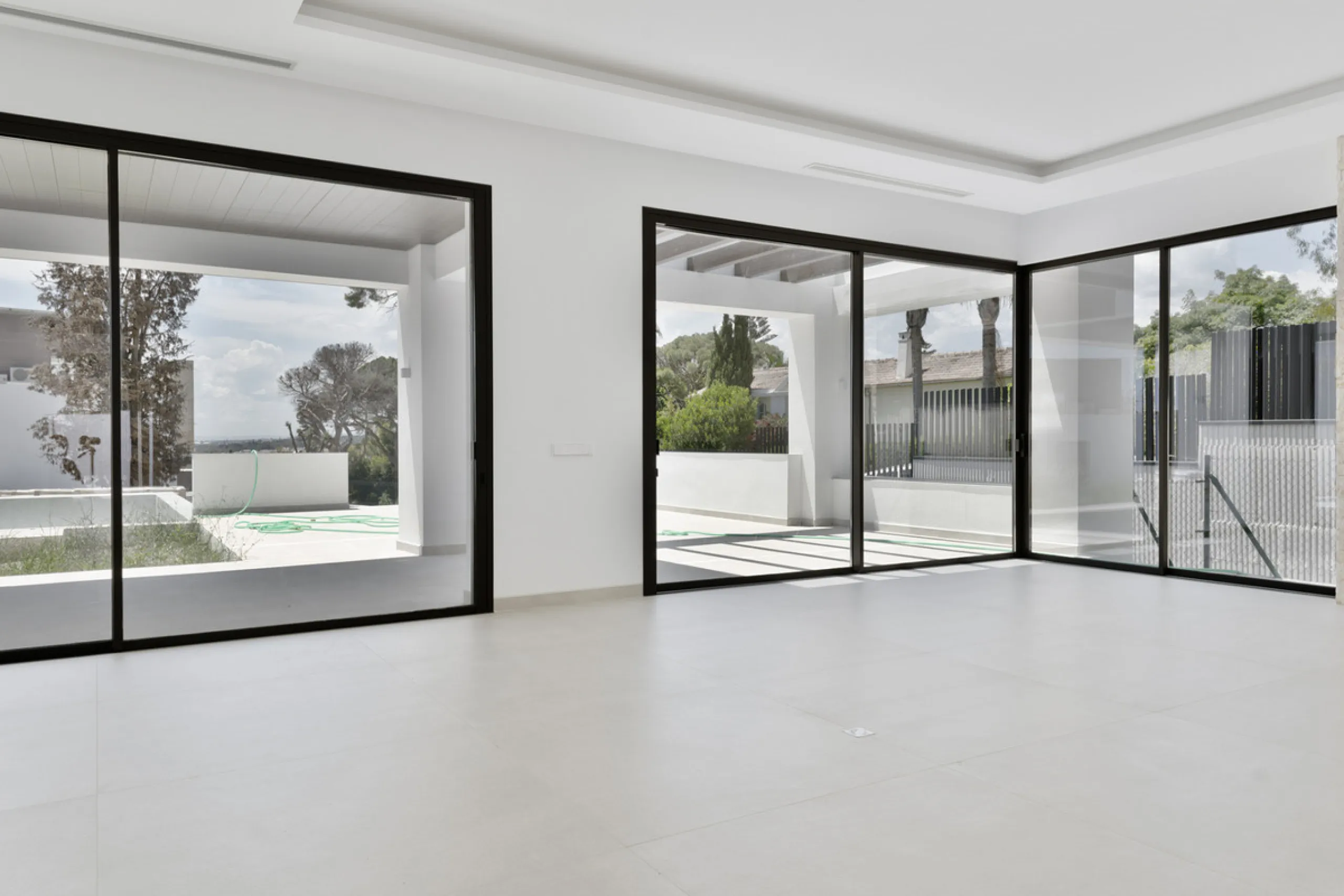 Modern luxury villa with exceptional qualities, located in a gated community composed of only 15 villas. The community has 24-hour security guards and concierge services, and is located in a green oasis on the edge of the famous Golden Mile, a few meters 