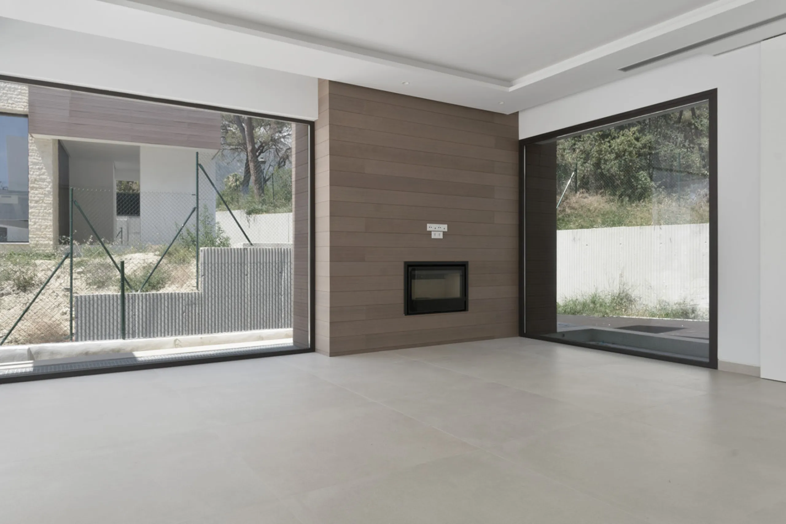 Modern luxury villa with exceptional qualities, located in a gated community composed of only 15 villas. The community has 24-hour security guards and concierge services, and is located in a green oasis on the edge of the famous Golden Mile, a few meters 