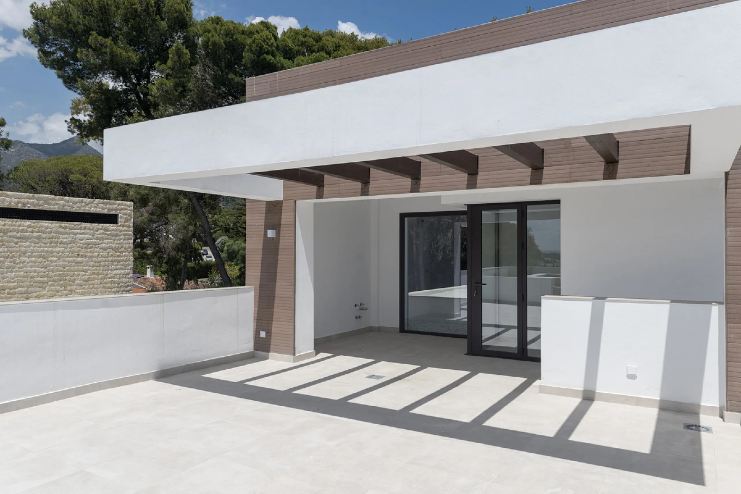 Modern luxury villa with exceptional qualities, located in a gated community composed of only 15 villas. The community has 24-hour security guards and concierge services, and is located in a green oasis on the edge of the famous Golden Mile, a few meters 