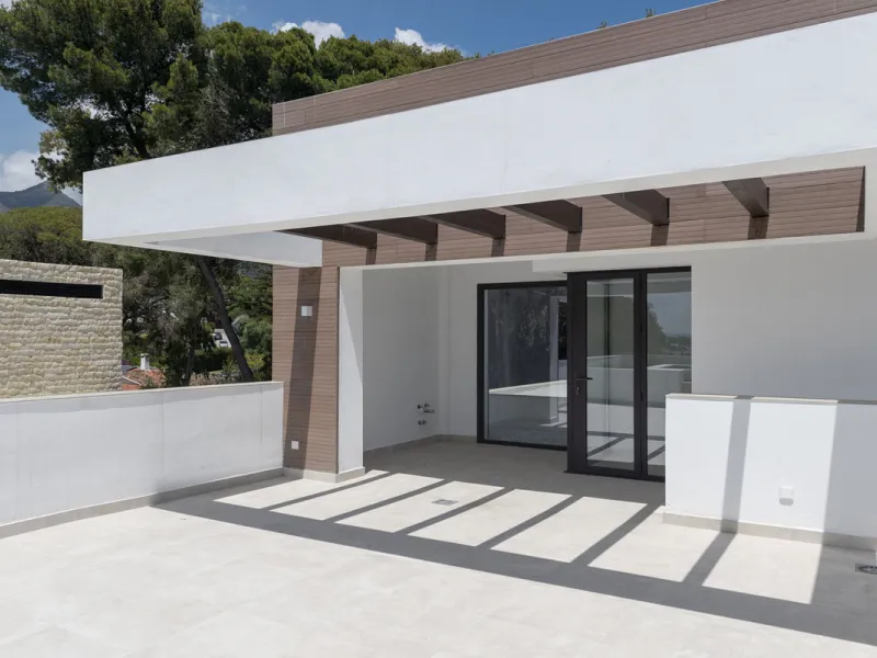 Modern luxury villa with exceptional qualities, located in a gated community composed of only 15 villas. The community has 24-hour security guards and concierge services, and is located in a green oasis on the edge of the famous Golden Mile, a few meters 