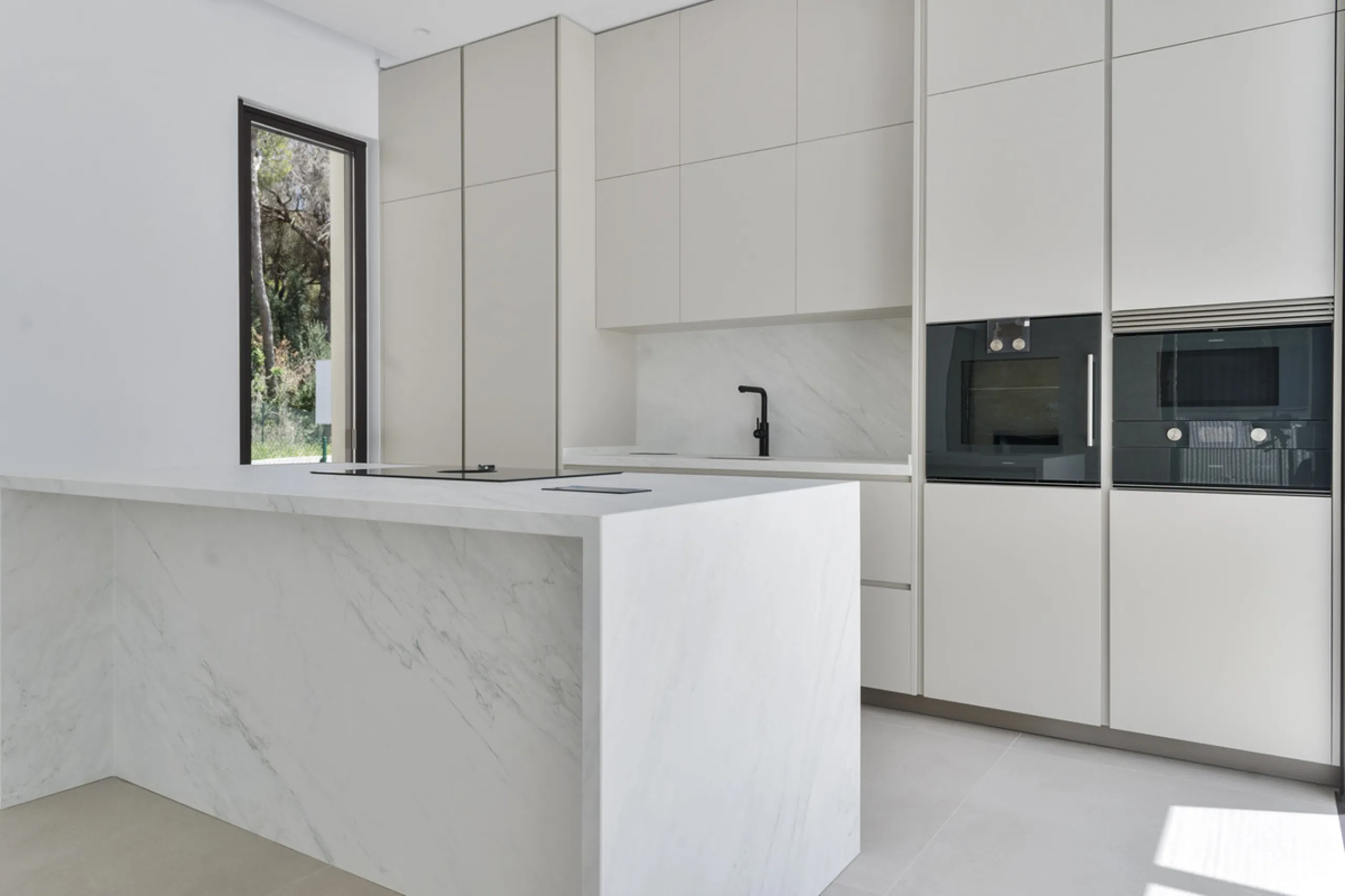Modern luxury villa with exceptional qualities, located in a gated community composed of only 15 villas. The community has 24-hour security guards and concierge services, and is located in a green oasis on the edge of the famous Golden Mile, a few meters 