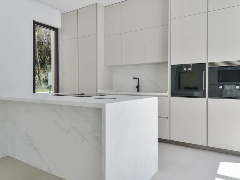 Modern luxury villa with exceptional qualities, located in a gated community composed of only 15 villas. The community has 24-hour security guards and concierge services, and is located in a green oasis on the edge of the famous Golden Mile, a few meters 