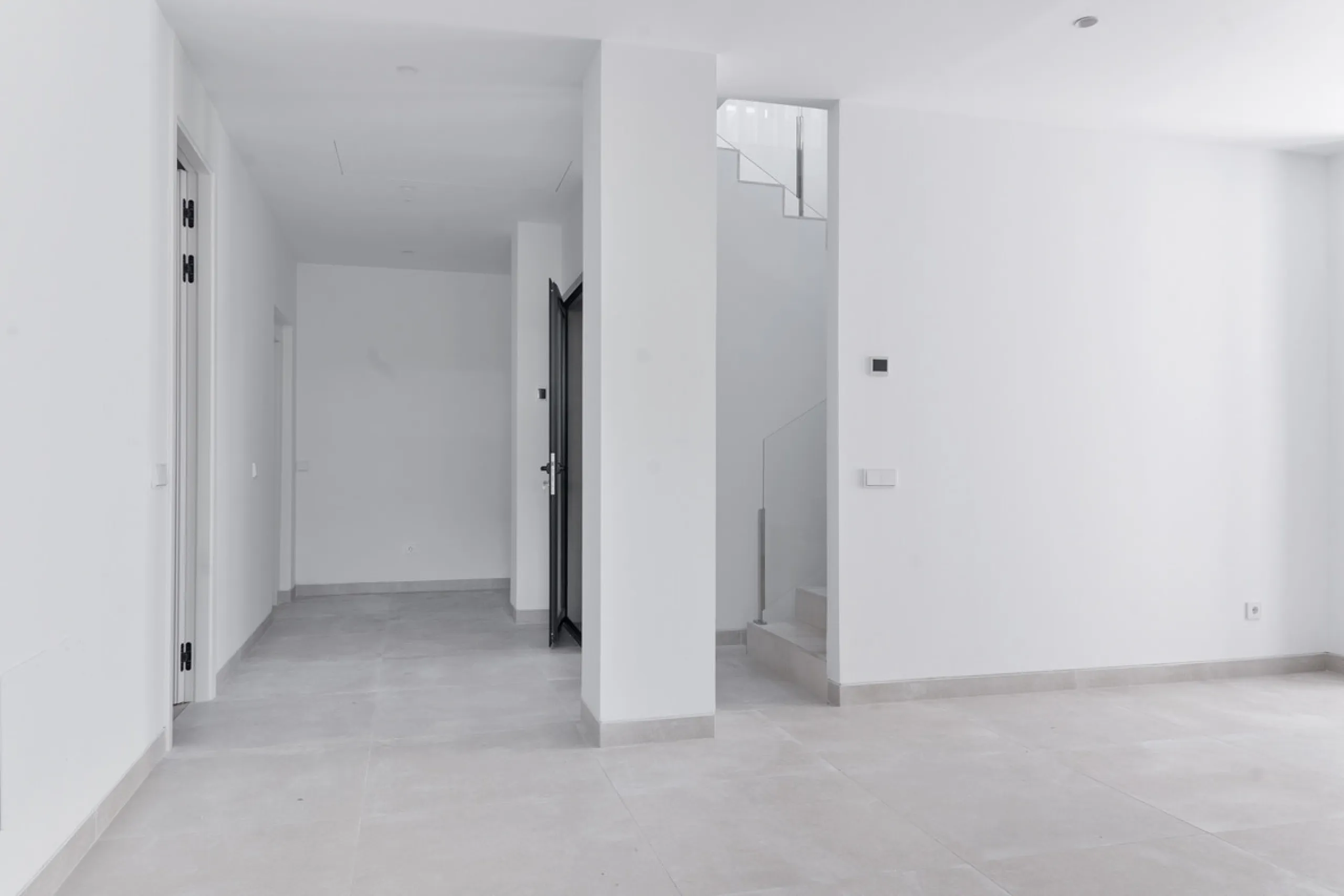 Modern luxury villa with exceptional qualities, located in a gated community composed of only 15 villas. The community has 24-hour security guards and concierge services, and is located in a green oasis on the edge of the famous Golden Mile, a few meters 