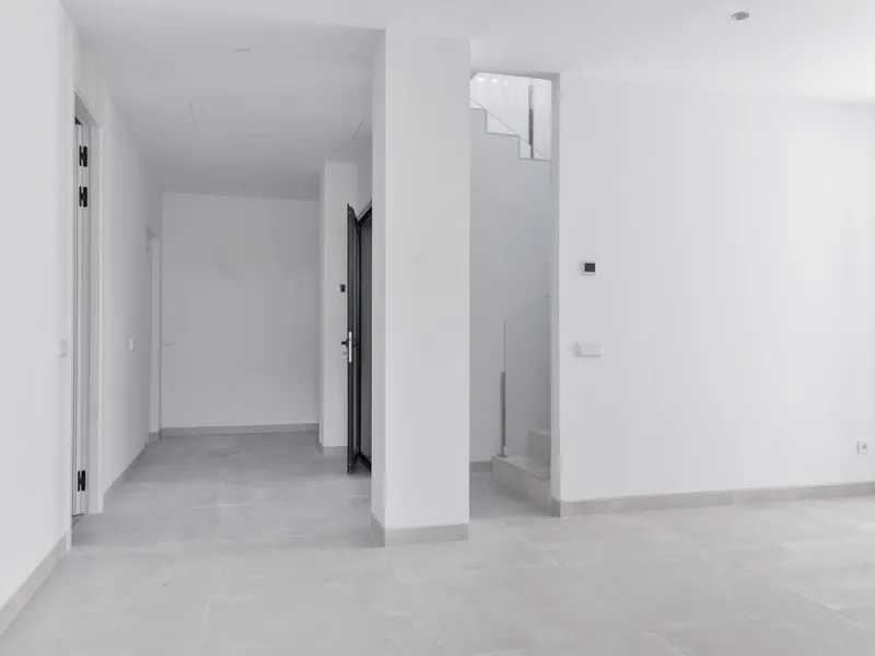 Modern luxury villa with exceptional qualities, located in a gated community composed of only 15 villas. The community has 24-hour security guards and concierge services, and is located in a green oasis on the edge of the famous Golden Mile, a few meters 