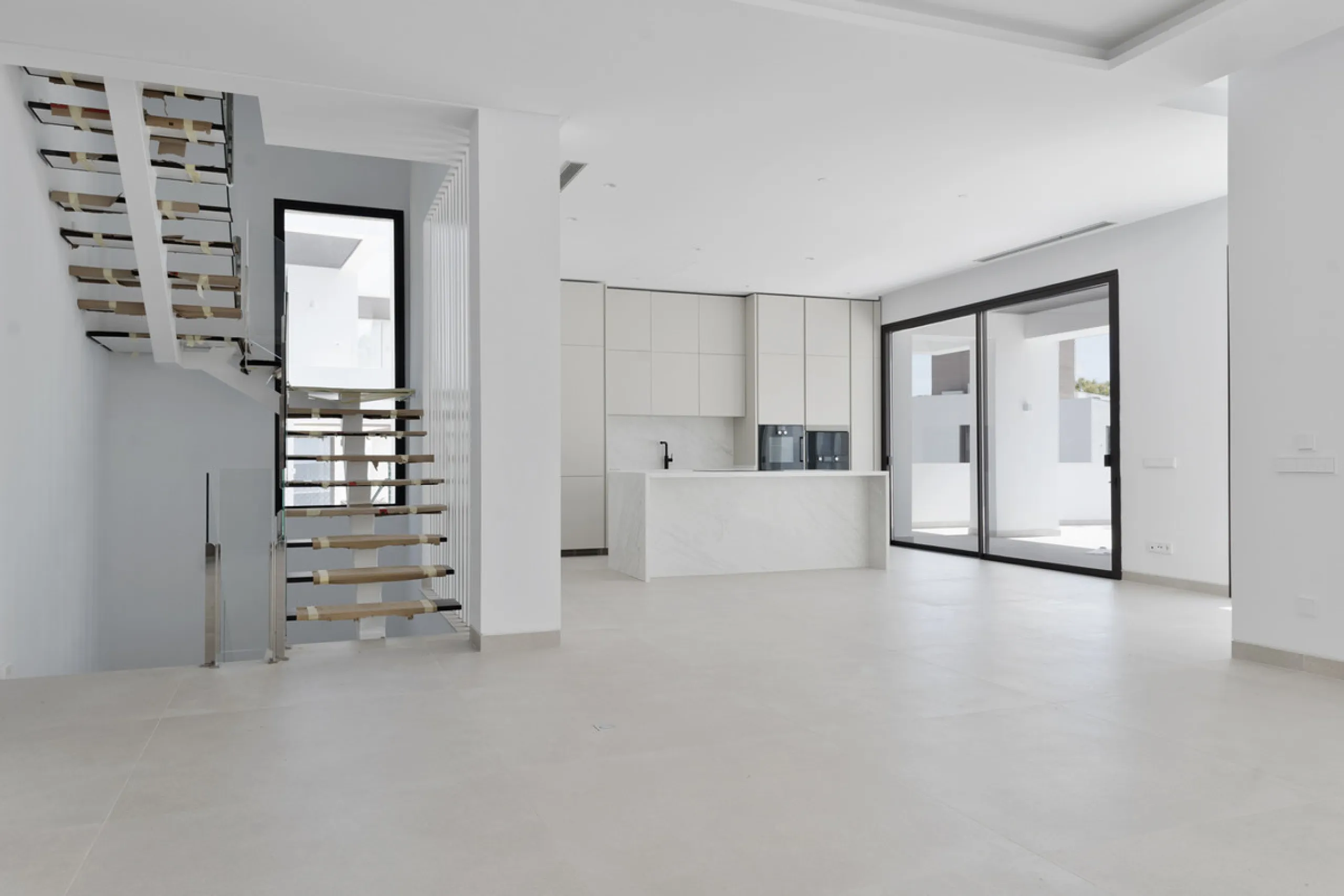 Modern luxury villa with exceptional qualities, located in a gated community composed of only 15 villas. The community has 24-hour security guards and concierge services, and is located in a green oasis on the edge of the famous Golden Mile, a few meters 