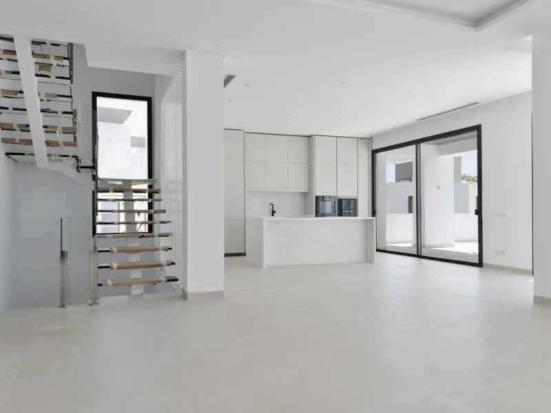 Modern luxury villa with exceptional qualities, located in a gated community composed of only 15 villas. The community has 24-hour security guards and concierge services, and is located in a green oasis on the edge of the famous Golden Mile, a few meters 
