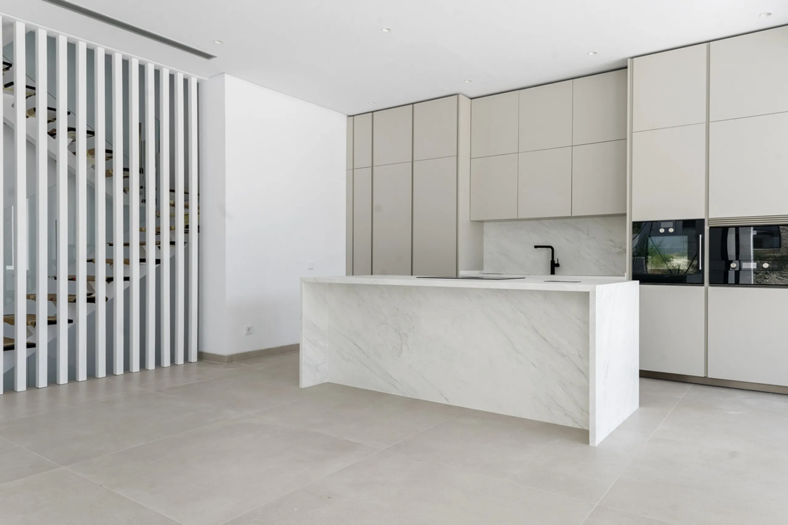 Modern luxury villa with exceptional qualities, located in a gated community composed of only 15 villas. The community has 24-hour security guards and concierge services, and is located in a green oasis on the edge of the famous Golden Mile, a few meters 
