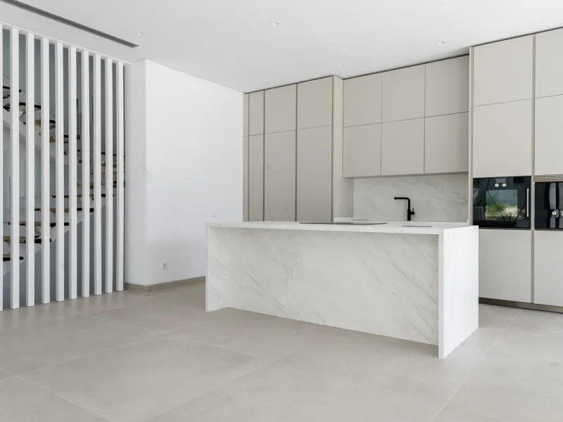 Modern luxury villa with exceptional qualities, located in a gated community composed of only 15 villas. The community has 24-hour security guards and concierge services, and is located in a green oasis on the edge of the famous Golden Mile, a few meters 