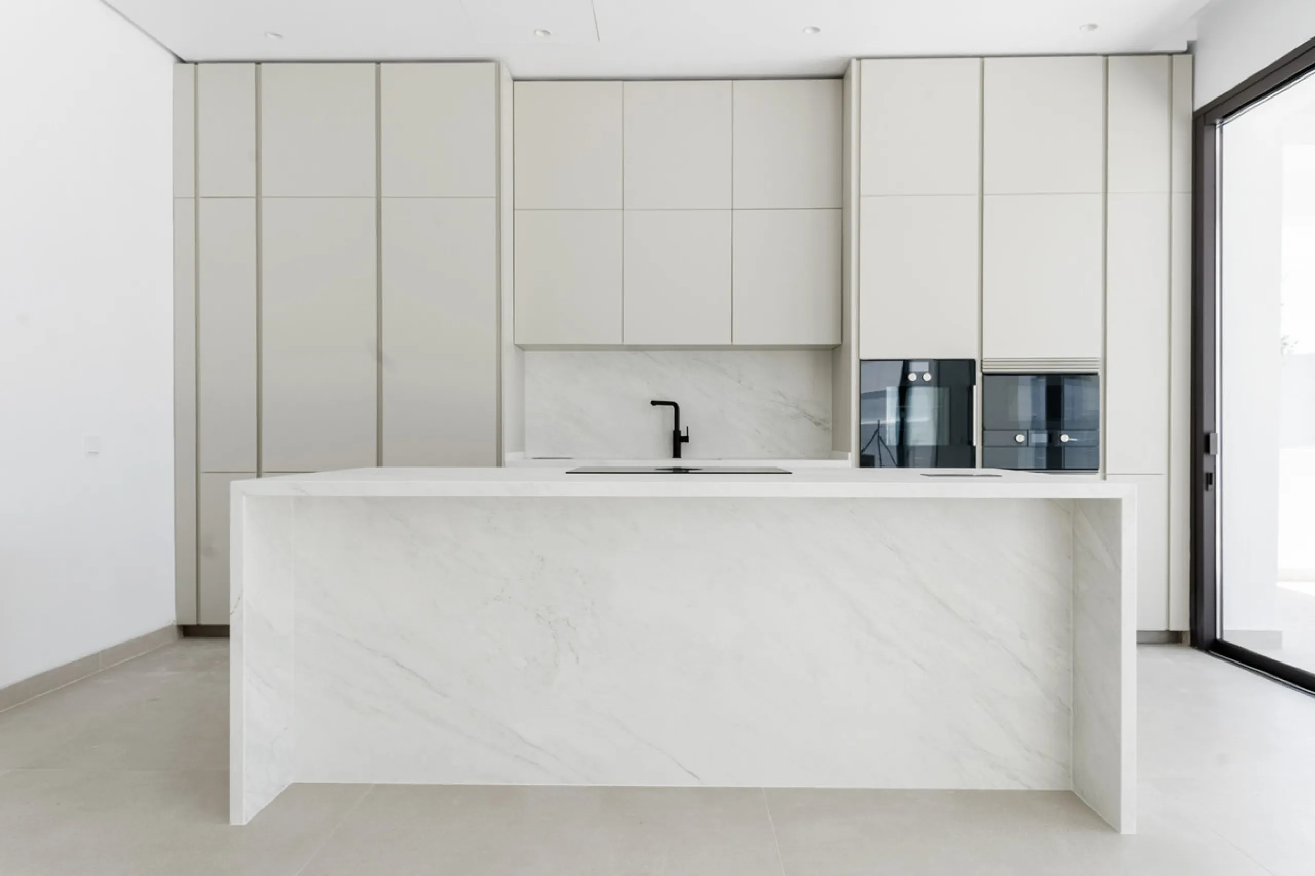 Modern luxury villa with exceptional qualities, located in a gated community composed of only 15 villas. The community has 24-hour security guards and concierge services, and is located in a green oasis on the edge of the famous Golden Mile, a few meters 