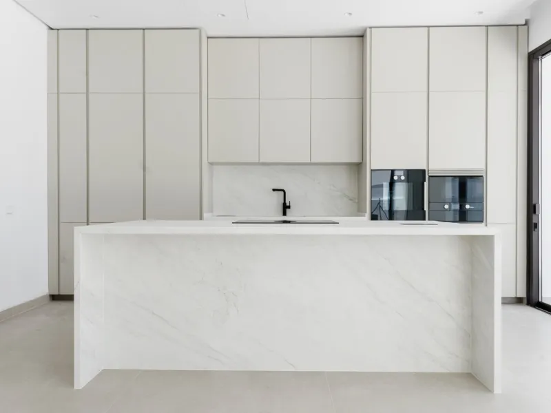 Modern luxury villa with exceptional qualities, located in a gated community composed of only 15 villas. The community has 24-hour security guards and concierge services, and is located in a green oasis on the edge of the famous Golden Mile, a few meters 