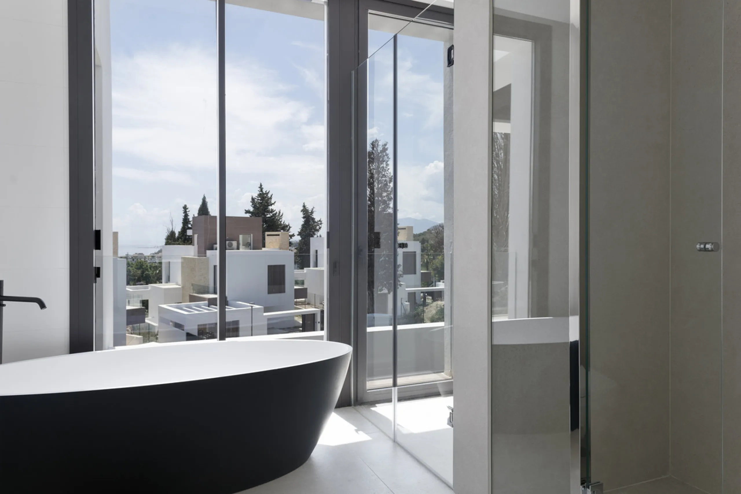 Modern luxury villa with exceptional qualities, located in a gated community composed of only 15 villas. The community has 24-hour security guards and concierge services, and is located in a green oasis on the edge of the famous Golden Mile, a few meters 