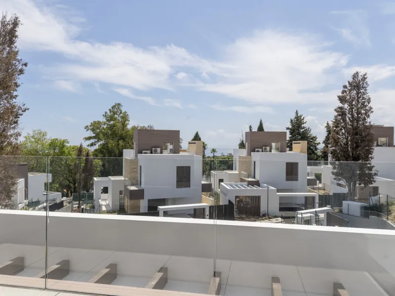 Modern luxury villa with exceptional qualities, located in a gated community composed of only 15 villas. The community has 24-hour security guards and concierge services, and is located in a green oasis on the edge of the famous Golden Mile, a few meters 